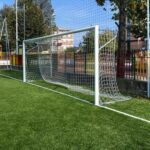 Coppia porte calcio fisse 5x2 in alluminio, gomiti saldati con traversa divisa i 2 parti, complete di bussole, ribaltina esclusa.