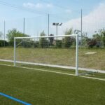 Coppia porte calcio ridotte 6x2 in alluminio, con gomiti saldati, fisse, complete di bussole, ribaltina esclusa.
