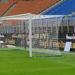 Sistema di tensione per rete calcio con palo distanziato