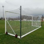 Porta calcio 732x244 cm. mobile, in alluminio, a norma UNI EN 748, con sistema di tensionamento rete con pali posteriori verticali e sistema di trasporto su ruote