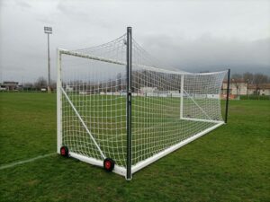 Porta calcio 732x244 cm. mobile, in alluminio, a norma UNI EN 748, con sistema di tensionamento rete con pali posteriori verticali e sistema di trasporto su ruote