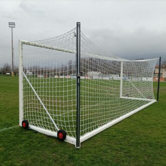 Porta calcio 732x244 cm. mobile, in alluminio, a norma UNI EN 748, con sistema di tensionamento rete con pali posteriori verticali e sistema di trasporto su ruote