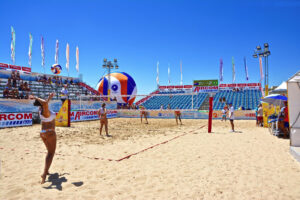 Impianto in acciaio bussola tridimensionale, adatto anche per il beach-tennis, dotato di 6 pali in legno