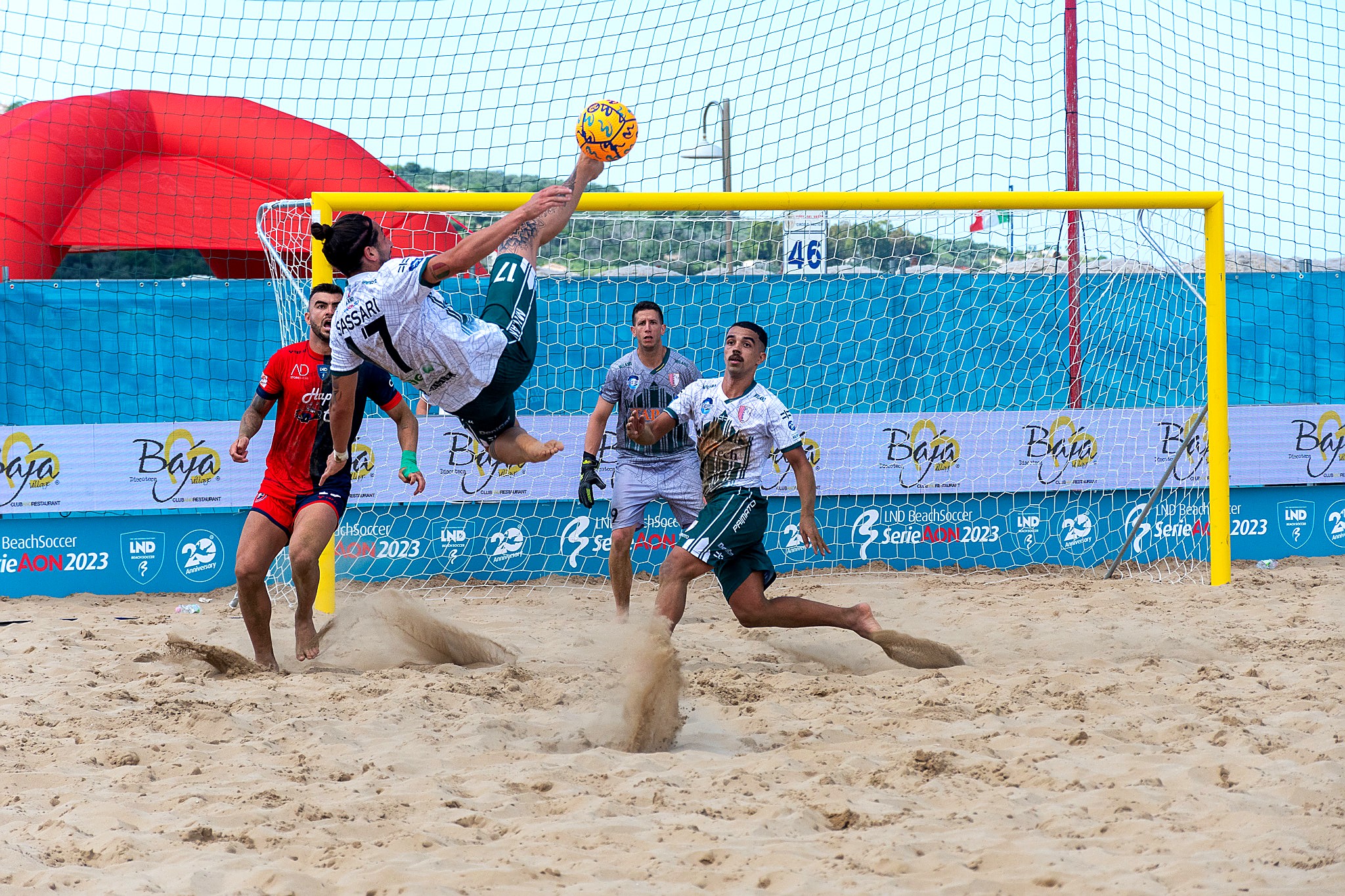 Citta-di-milano-beach-soccer-2023-samuele-sassari-shark Porte beach soccer 5,5 × 2,2 m in alluminio, mobili, coppia - immagine 1